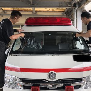 緊急車両のガラス交換