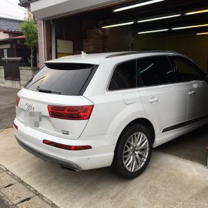 AUDIQ7スモークフィルム貼り付け