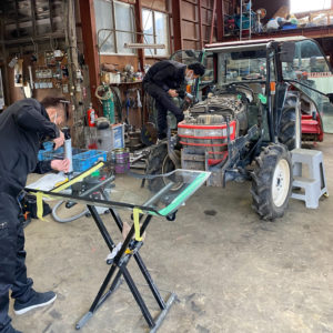 トラクターのフロントガラス交換